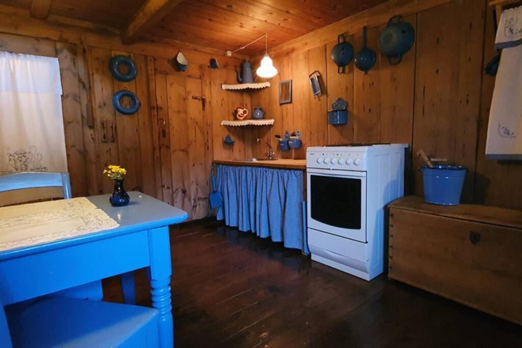 Charming And Authentic Heritage Retreat In Kvivik - Right Next To The River Exterior foto