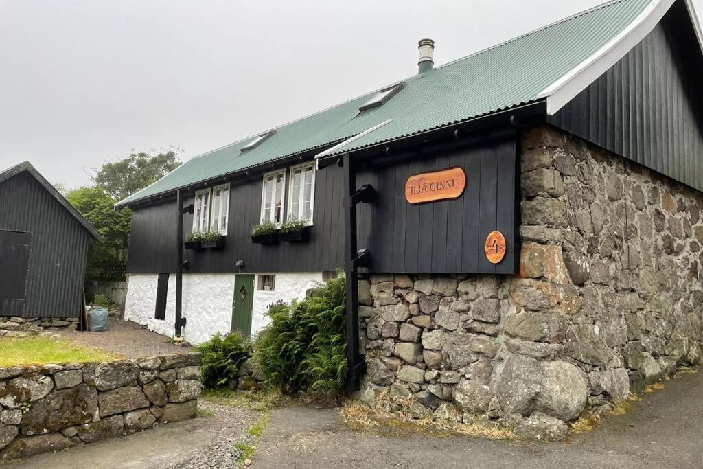 Charming And Authentic Heritage Retreat In Kvivik - Right Next To The River Exterior foto