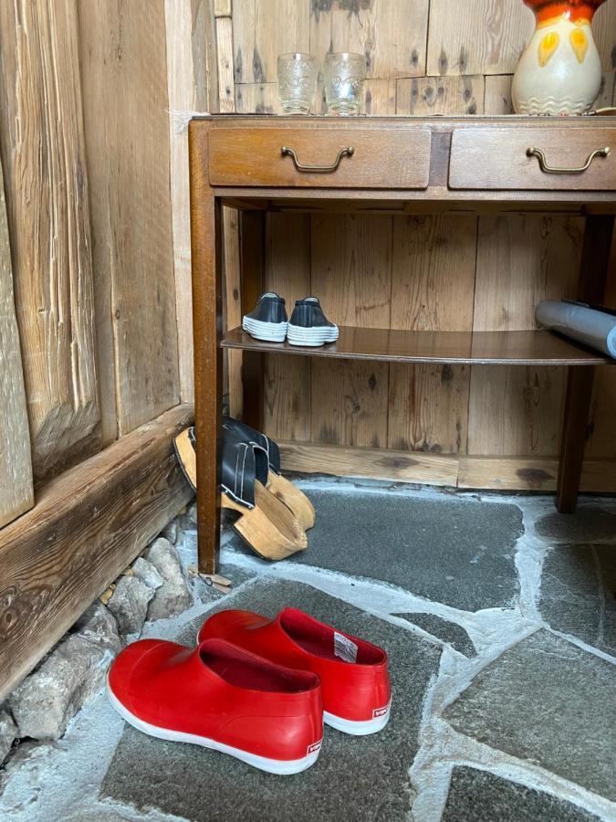 Charming And Authentic Heritage Retreat In Kvivik - Right Next To The River Exterior foto